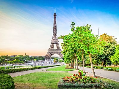 Upgrade to Paris by Private Transfer with 2 hours stop in Chateau Chambord